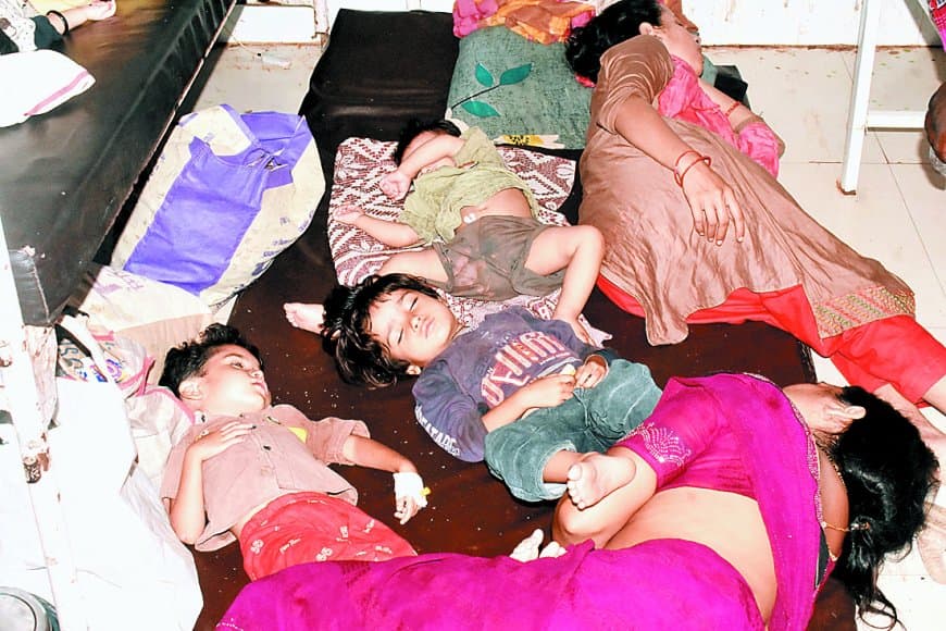 सतना जिला अस्पताल में बच्चों की बढ़ती बीमारियां: 30 बेड पर 68 मरीज, बच्चा वार्ड और पीकू में फर्श पर हो रहा इलाज, ब्रोंकाइटिस और वायरल निमोनिया से बिगड़ रहे हालात