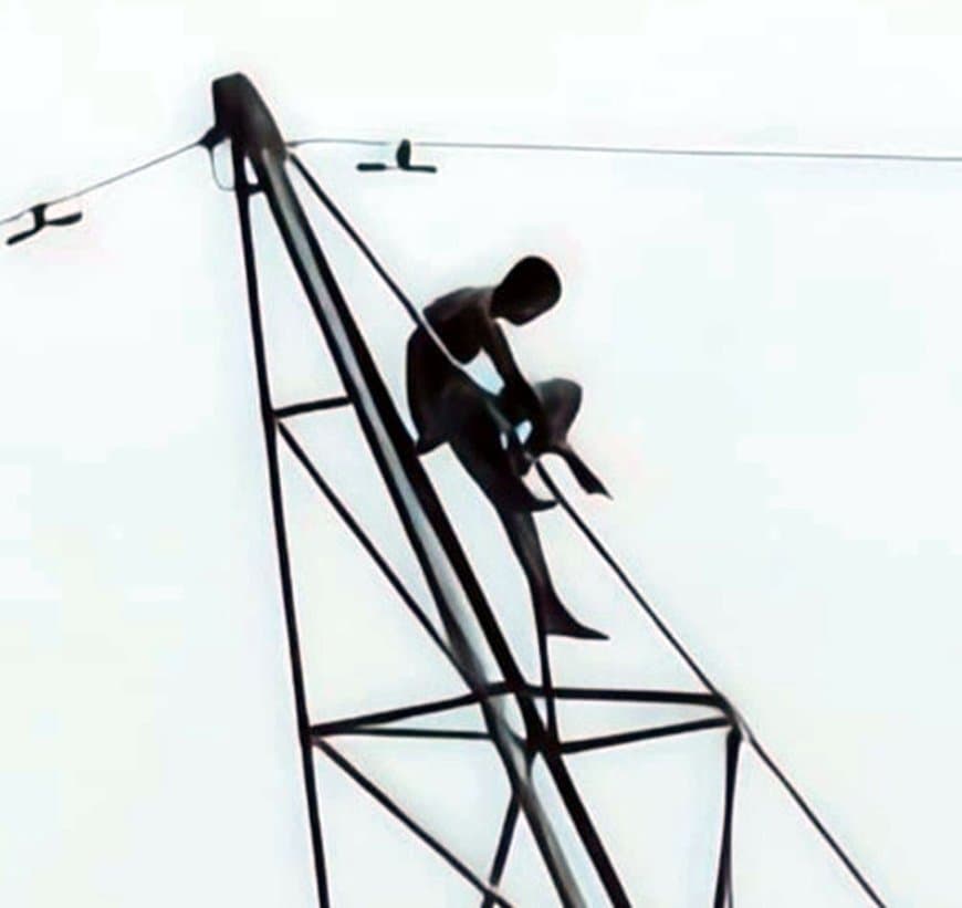 सीधी में हाईवोल्टेज ड्रामा: पैतृक संपत्ति के बंटवारे की जिद में युवक 133 हजार केवी टावर पर चढ़ा, घंटों बाद पुलिस ने सुरक्षित उतारा