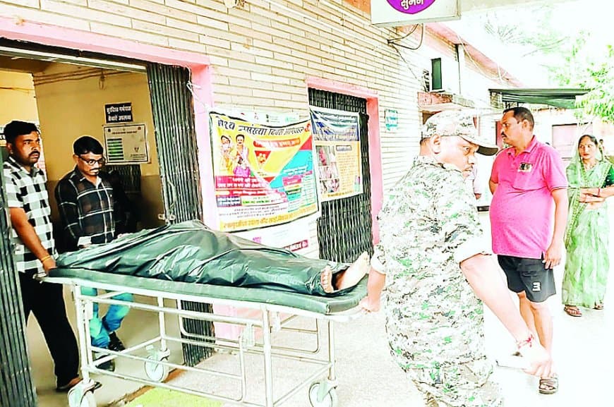 सीधी जिले में घरेलू विवाद ने ली खौफनाक शक्ल: मां से मारपीट पर गुस्साए सौतेले बेटे ने फावड़े से कर डाली पिता की निर्मम हत्या, गांव में मचा कोहराम