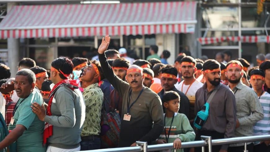 भूस्खलन के चलते 22 दिन से बंद माता वैष्णो देवी यात्रा बुधवार को फिर शुरू हो गई। यात्रा के शुरू होने पर भक्तों में खुशी का माहौल है।