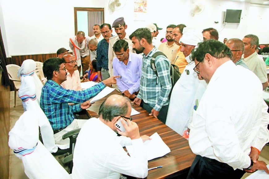 जनसुनवाई में घटते फरियादी: सौ से भी कम पहुंचीं शिकायतें - गुमशुदा बेटे की तलाश से लेकर सीमांकन, स्वत्व और वेतन भुगतान तक की समस्याएं लेकर पहुंचे लोग