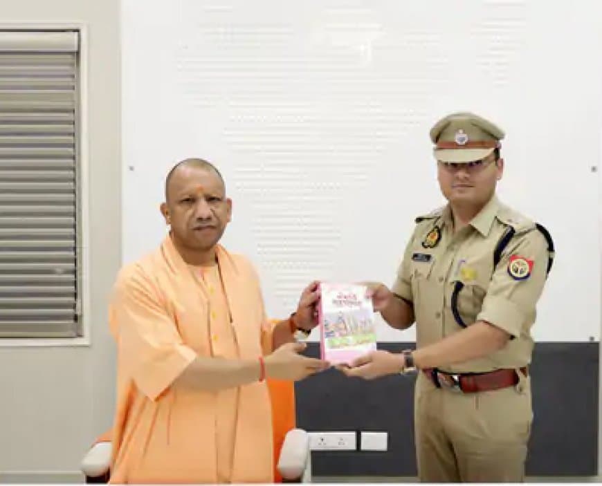 एक पहले ही अभिषेक वर्मा ने सीएम योगी से मुलाकात की थी। उन्होंने सीएम को बुक भेंट की थी।