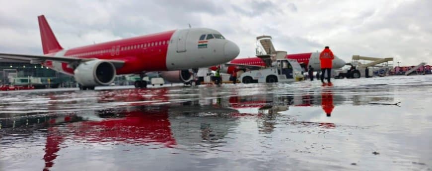 कोलकाता जलमग्न... ट्रेन और हवाई सेवाओं पर लगा ब्रेक... पांच की मौत