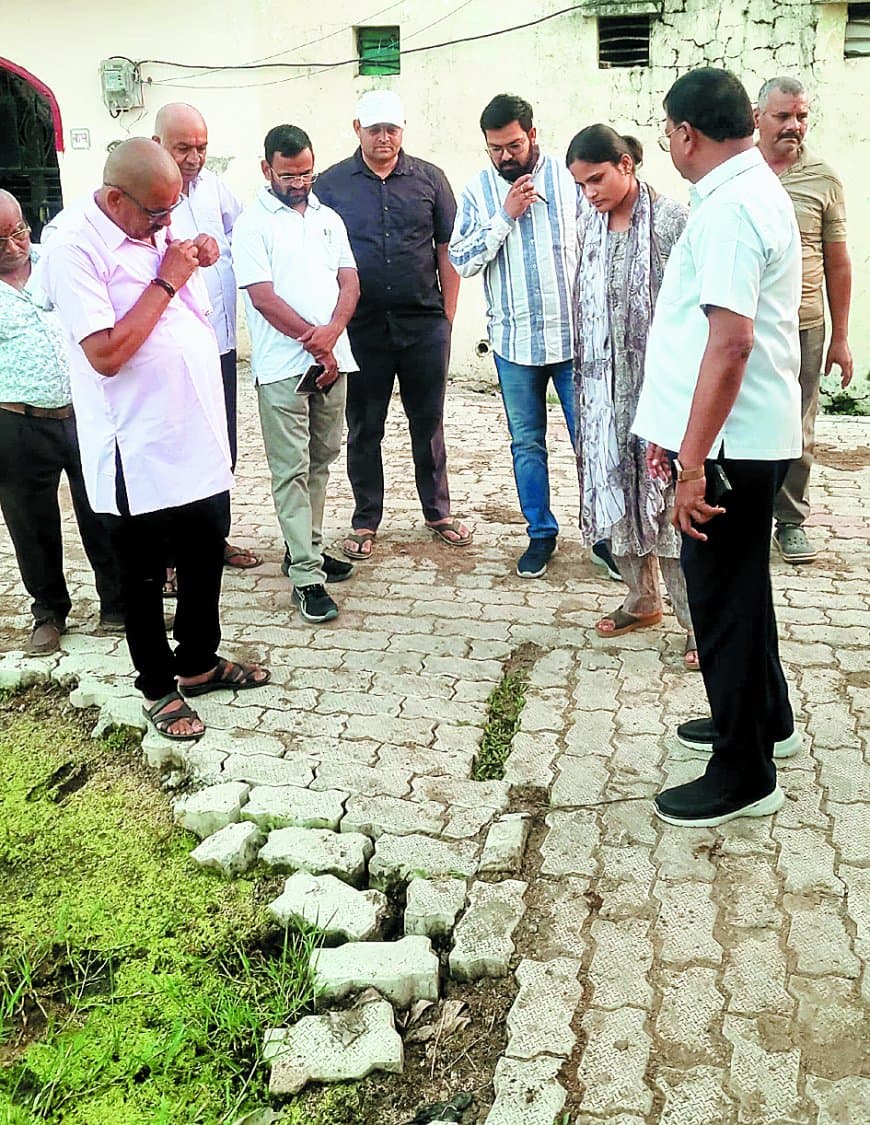 सतना में भ्रष्ट निर्माण पर मेयर का बड़ा एक्शन – 38.95 लाख की घटिया पेवर्स रोड निरीक्षण में पकड़ी गई, ठेकेदार व इंजीनियर को फटकार कर दिया पुनर्निर्माण का आदेश