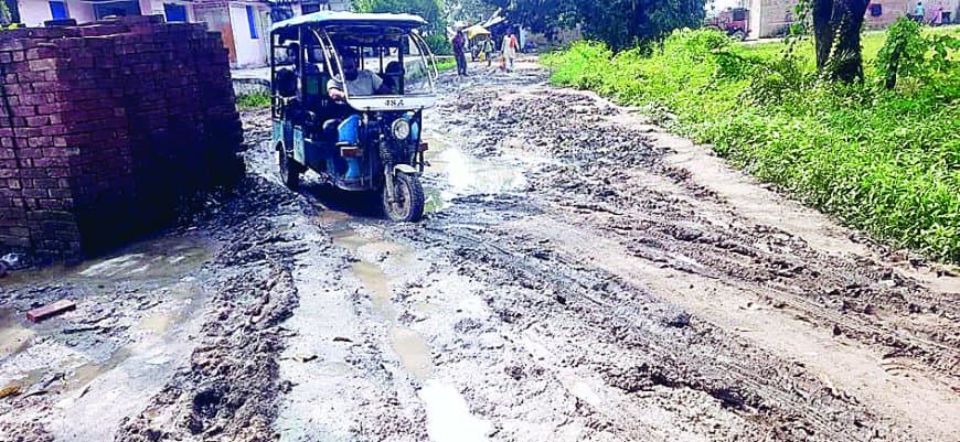 ग्राम पंचायत खामिनखेड़ा में दलदल बने रास्ते: पीएचई ठेकेदार ने 6 माह पहले तोड़ी थी सीसी रोड, मेंटिनेंस न होने से 730 मीटर सड़क और नालियां खंडहर – ग्रामीण नारकीय जीवन जीने को मजबूर