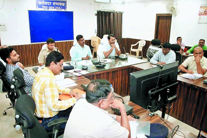 सतना सड़क सुरक्षा समिति की बैठक: 4 ब्लैक स्पॉट दो सप्ताह में खत्म करने का निर्देश, अतिक्रमण हटाने, पार्किंग सुधार और यातायात व्यवस्था दुरुस्त करने तीन विभाग मिलकर करेंगे कार्यवाही