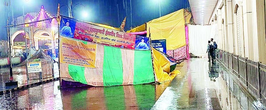 मैहर रेलवे स्टेशन पर यात्री आश्रय पंडाल ध्वस्त, नवनिर्मित हिस्से में पानी रिसाव – नवरात्रि मेले की तैयारियों की खुली पोल, प्रशासनिक उदासीनता पर सवाल