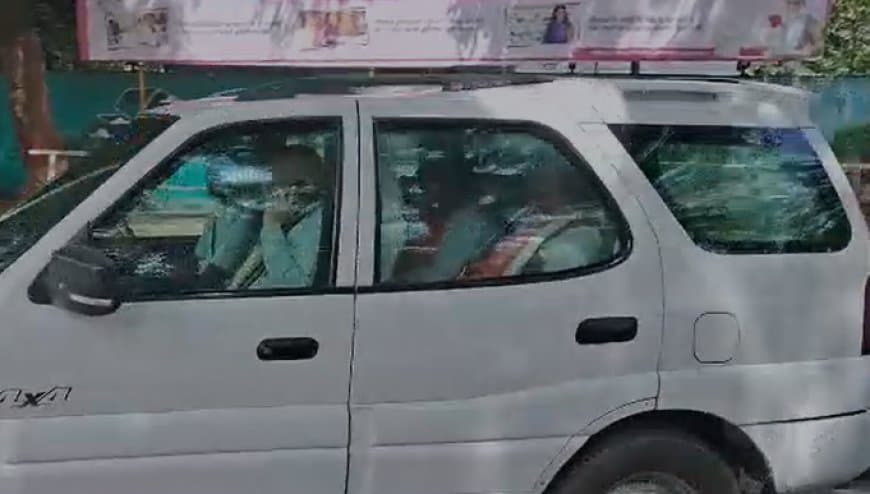 पुलिस ने आनन-फानन में गाड़ी वहीं सड़क पर साइड कराई गई।