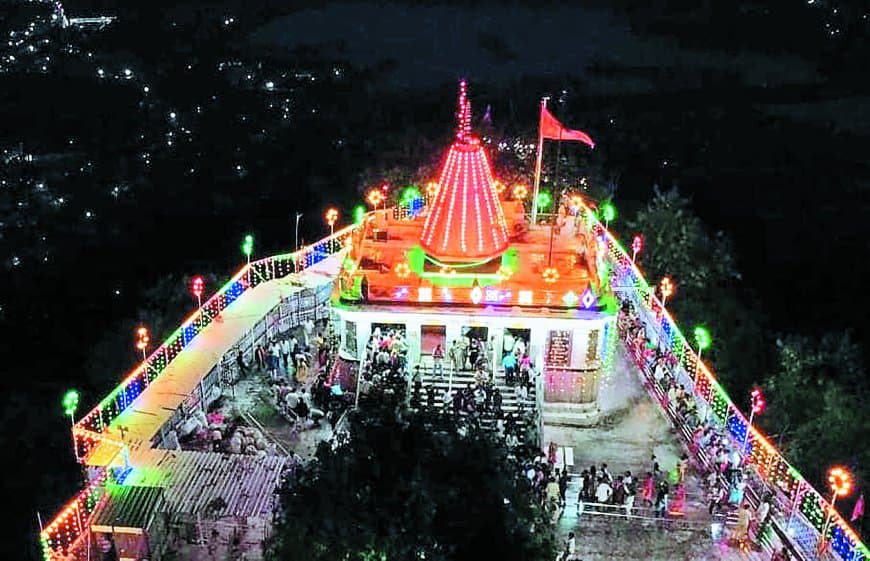 मैहर मेला: मां शारदा मंदिर में उमड़ी भक्तों की भीड़, 10 माह की बच्ची की तबियत बिगड़ी, सिविल अस्पताल में भर्ती