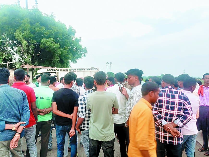 सिंगरौली में अनियंत्रित पिकअप ने बाइक सवार को रौंदा, एक की मौत–दूसरा गंभीर, ग्रामीणों ने किया चक्काजाम