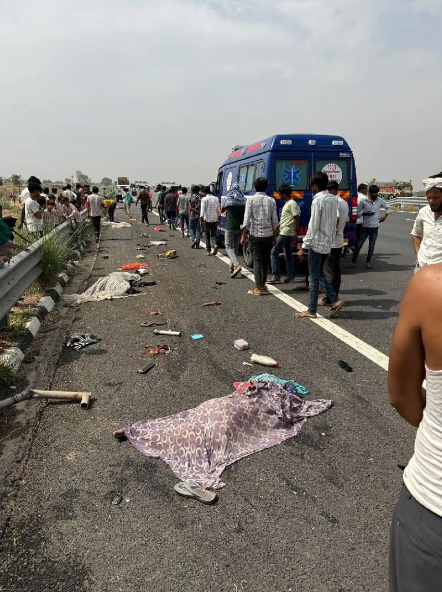 एक कैंटर ने दो मोटरसाइकिलों को टक्कर मार दी।