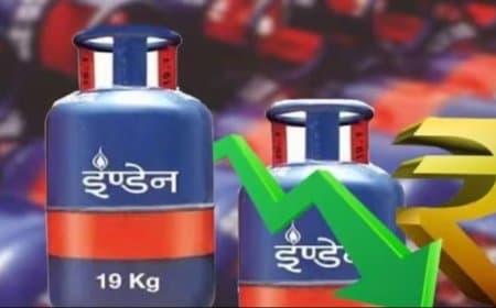 अब कॉमर्शियल सिलेंडर और स्पीड पोस्ट महंगी...रिजर्वेशन के लिए आधार अनिवार्य
