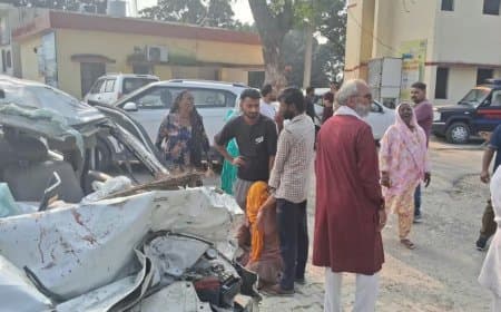 यूपी में भीषण हादसा... खड़े ट्रक में घुसी कार... छह लोगों की मौत