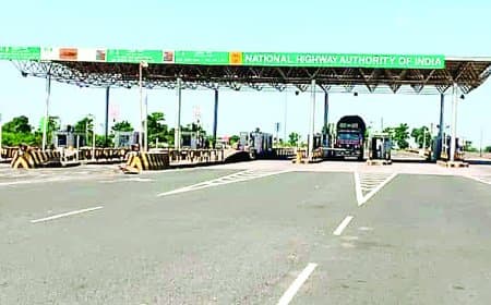फास्टैग को दरकिनार कर टोल प्लाजाओं पर पाँच गुना तक अवैध वसूली — सोनवारी और रगला टोल पर मनमानी, विरोध करने पर अभद्रता; अब यूपीआई से भुगतान की मिलेगी राहत