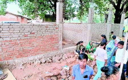 देवसर जनपद की बरका पंचायत में शॉपिंग रूम निर्माण पर उठे सवाल — घटिया सामग्री और लापरवाही से भड़का ग्रामीणों का गुस्सा