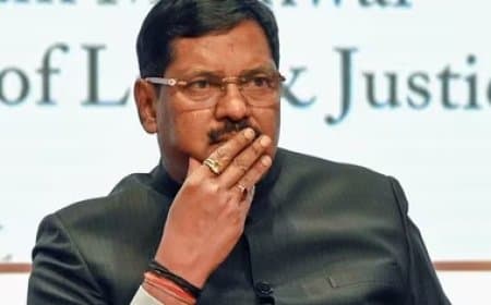 सीजेआई की तरफ फेंका जूता... बोला- सनातन का अपमान नहीं सहेगा हिंदुस्तान