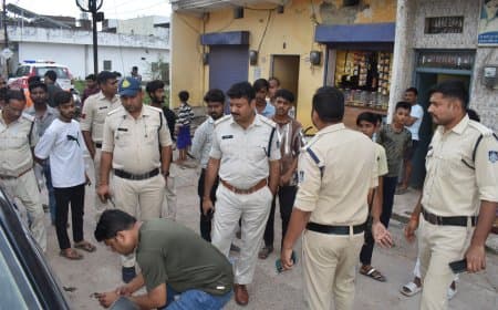 सतना में दिनदहाड़े बाइक सवार बदमाशों की गुंडागर्दी - डिलौरा में चली गोलियां, कार पर दागी गोली, मोहल्ले में दहशत फैल गई