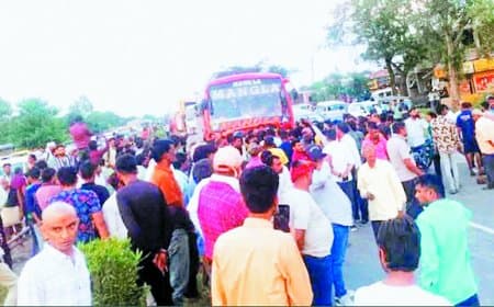 रीवा-मनगवां हाईवे पर बेलगाम पिकअप ने 5 साल के मासूम को कुचला, गुस्साए ग्रामीणों ने चोरगड़ी में लगाया घंटों तक जाम, क्रॉसिंग निर्माण और मुआवजे की उठी मांग