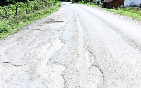 कोठी-सिंहपुर मार्ग पर सड़कों के गहरे जख्म, हर कदम पर खतरा — विभाग की अनदेखी से बढ़ी दुर्घटनाएं, लोग आंदोलन को तैयार