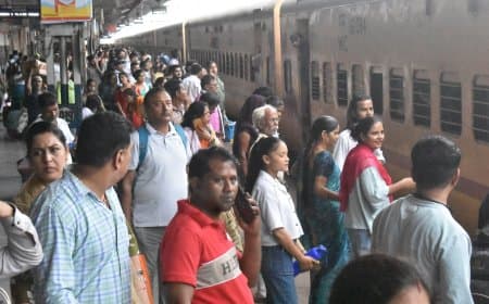 रात की ट्रेन सुबह पहुंची तो यात्रियों की नींद उड़ गई, फेस्टिवल सीजन में रेलवे की लेटलतीफी से बिगड़ा रीवा-इंदौर का गणित, रानी कमलापति स्पेशल की देरी ने कई यात्रियों की यात्रा कराई निरस्त