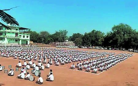 कदमताल मिलाते अनुशासन में चले 1500 स्वयंसेवक