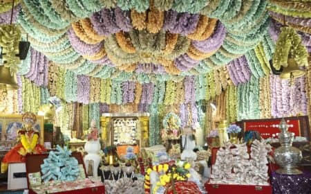 दिवाली पर करोड़ों के नोटों और गहनों से सजा महालक्ष्मी का दरबार