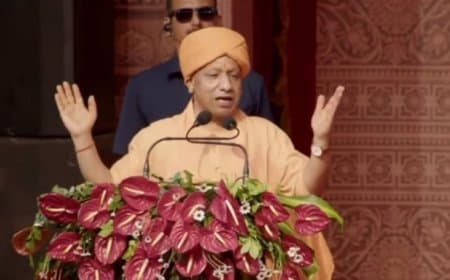 दीपोत्सव 2025 अयोध्या: CM योगी ने किया प्रभु श्रीराम का राजतिलक, कहा- 'जहाँ कभी गोलियां चली थीं, वहाँ अब दीप जल रहे हैं'