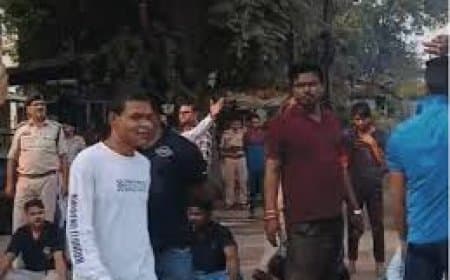 भोपाल दिवाली हंगामा: गौतम नगर में पटाखा जब्त करने पर पुलिस के खिलाफ प्रदर्शन, पार्षदों ने लगाई उठक-बैठक