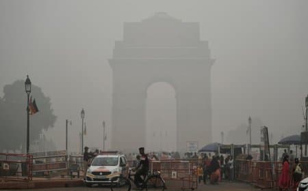 दिल्ली में प्रदूषण का कहर... जानलेवा हुई हवा... घुटने लगा लोगों का दम
