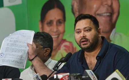  तेजस्वी का एलान...सरकार बनी तो संविदा कर्मी होंगे स्थाई, जीविका दीदियों का कर्ज माफ
