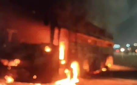 आगरा एक्सप्रेस-वे पर चलती AC बस बनी आग का गोला, 70 यात्री बाल-बाल बचे