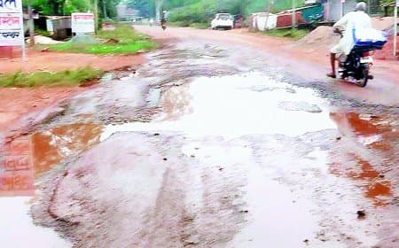 गढ़ क्षेत्र में राष्ट्रीय राजमार्ग-27 की भयावह हालत - छह वर्षों से गड्ढों में तब्दील सड़क पर जनता का फूटा आक्रोश