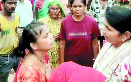 मैहर में जबरन धर्मांतरण कराने की सनसनीखेज कोशिश — चूड़ी, बिंदी और सिंदूर उतरवाकर धर्म बदलवाने के आरोप में पांच आरोपी गिरफ्तार, पुलिस ने मौके से जब्त किए क्रॉस और प्रार्थना सामग्री