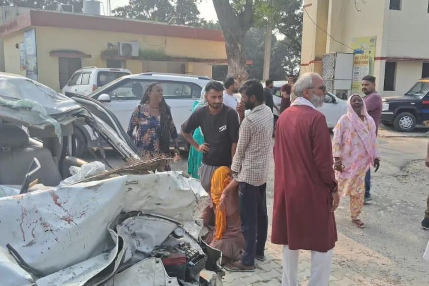 यूपी में भीषण हादसा... खड़े ट्रक में घुसी कार... छह लोगों की मौत