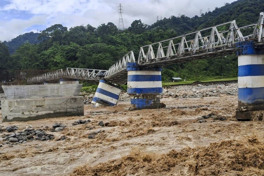 दार्जिलिंग में टूटा कहर... बारिश-भूस्खलन से अब तक 23 की मौत