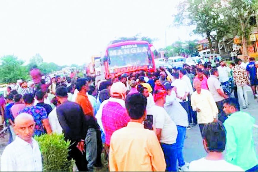 रीवा-मनगवां हाईवे पर बेलगाम पिकअप ने 5 साल के मासूम को कुचला, गुस्साए ग्रामीणों ने चोरगड़ी में लगाया घंटों तक जाम, क्रॉसिंग निर्माण और मुआवजे की उठी मांग