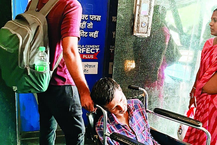 सतना-रीवा समेत आधा दर्जन स्टेशनों में लिफ्ट सेवा ठप, ऑपरेटर टेंडर खत्म होने से यात्रियों की बढ़ी मुश्किलें