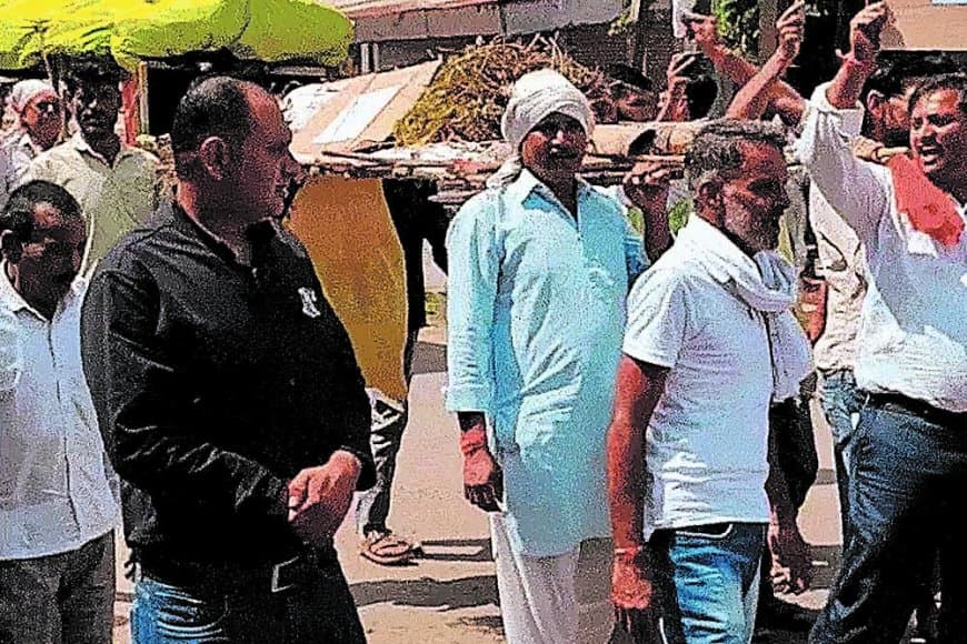 भावांतर योजना के विरोध में किसानों ने निकाली शव यात्रा, किया पुतला दहन