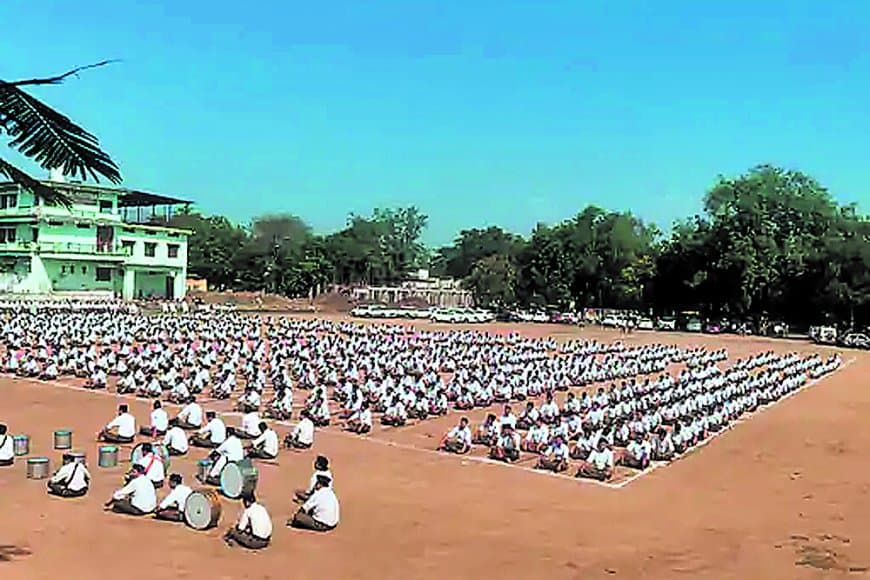 कदमताल मिलाते अनुशासन में चले 1500 स्वयंसेवक