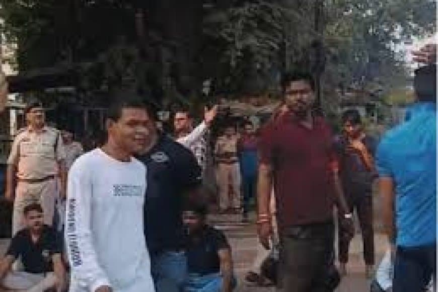 भोपाल दिवाली हंगामा: गौतम नगर में पटाखा जब्त करने पर पुलिस के खिलाफ प्रदर्शन, पार्षदों ने लगाई उठक-बैठक