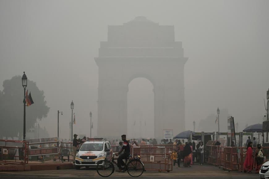 दिल्ली में प्रदूषण का कहर... जानलेवा हुई हवा... घुटने लगा लोगों का दम