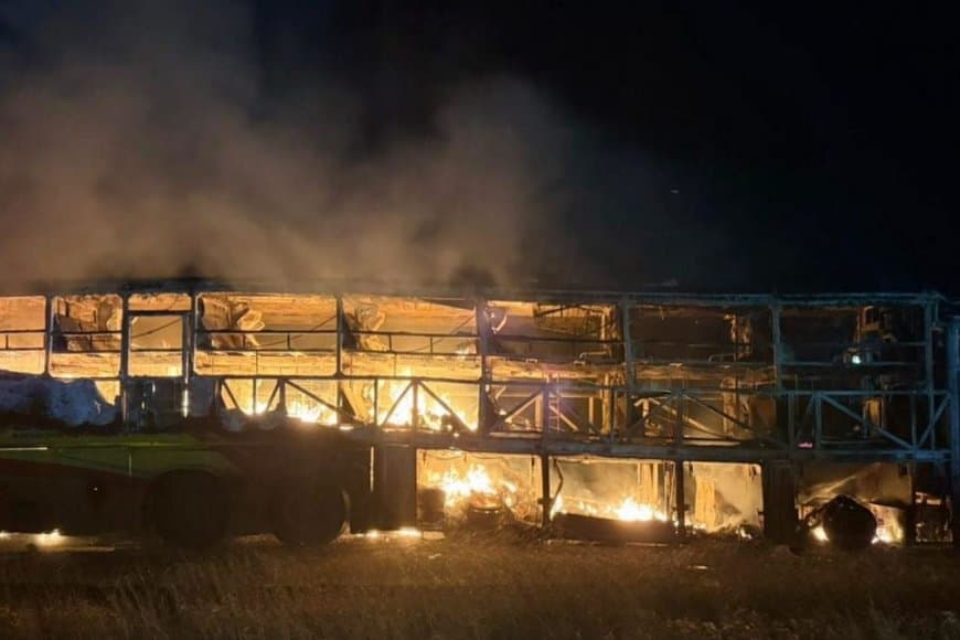 आंध्र प्रदेश... टक्कर के बाद बस में लगी आग, 20 जिंदगी खाक