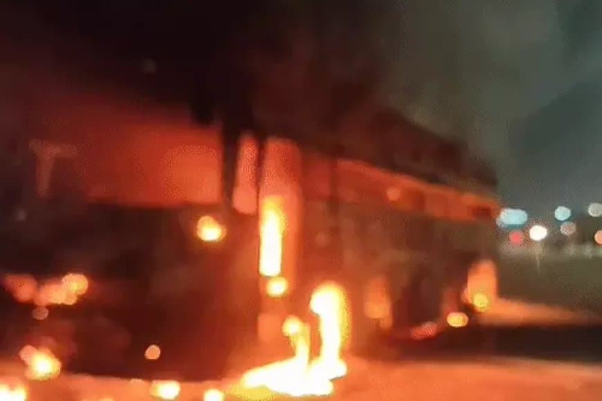 आगरा एक्सप्रेस-वे पर चलती AC बस बनी आग का गोला, 70 यात्री बाल-बाल बचे