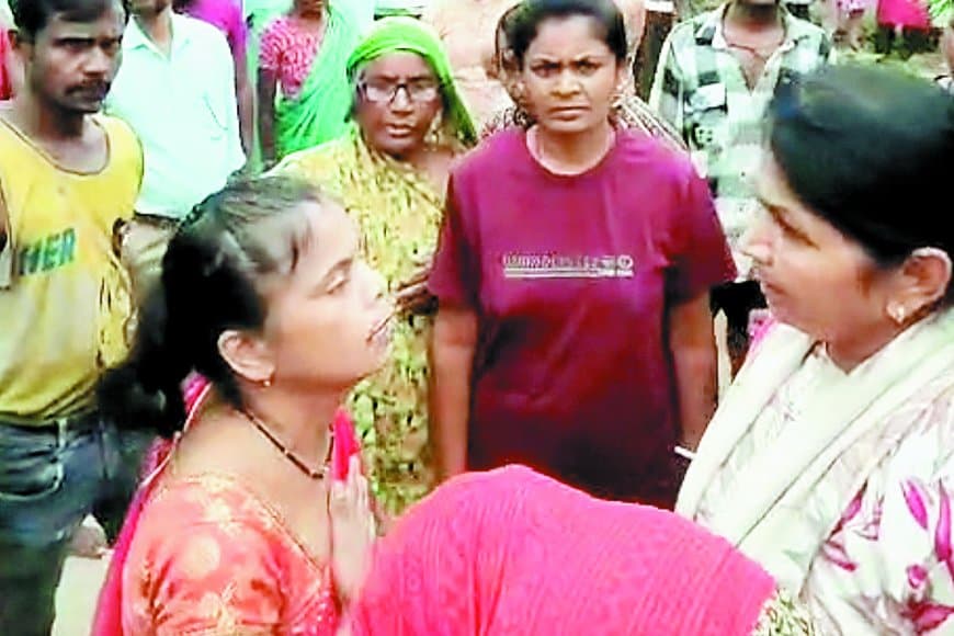 मैहर में जबरन धर्मांतरण कराने की सनसनीखेज कोशिश — चूड़ी, बिंदी और सिंदूर उतरवाकर धर्म बदलवाने के आरोप में पांच आरोपी गिरफ्तार, पुलिस ने मौके से जब्त किए क्रॉस और प्रार्थना सामग्री