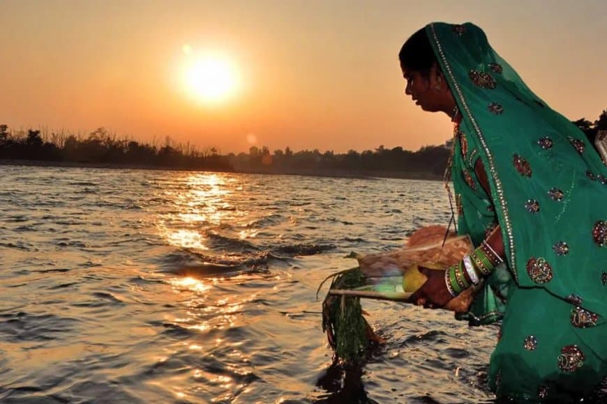 भोपाल... उगते सूर्य को अर्घ्य देकर संपन्न हुई चार दिन की आराधना