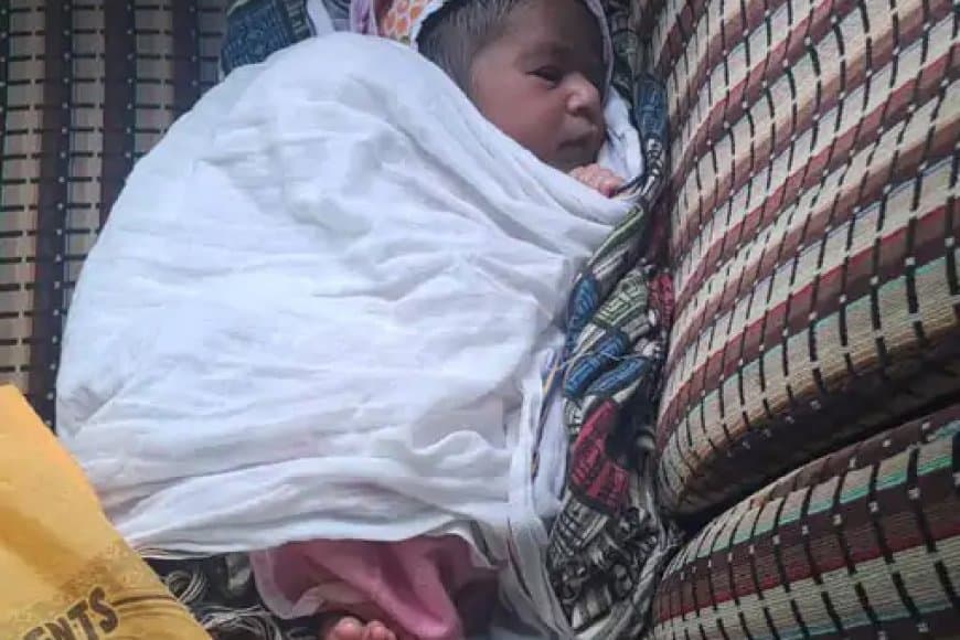 इंदौर: सरवटे बस स्टैंड पर बस में नवजात शिशु लावारिस मिला, दंपति की तलाश जारी