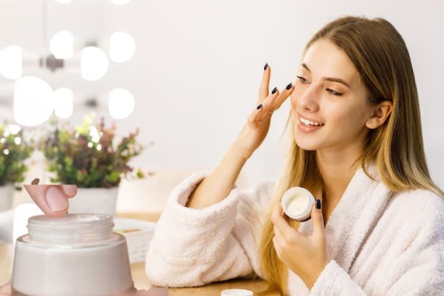 घर पर ही बनाकर लगा लें ये नाइट क्रीम, रातभर में चमक जाएगा चेहरा  