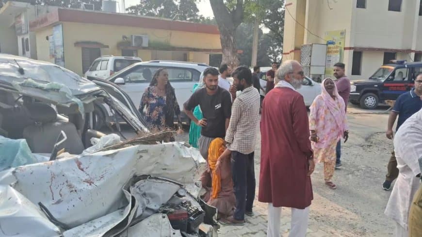 मुजफ्फरनगर में हुए सड़क हादसे के बाद क्षतिग्रस्त कार।