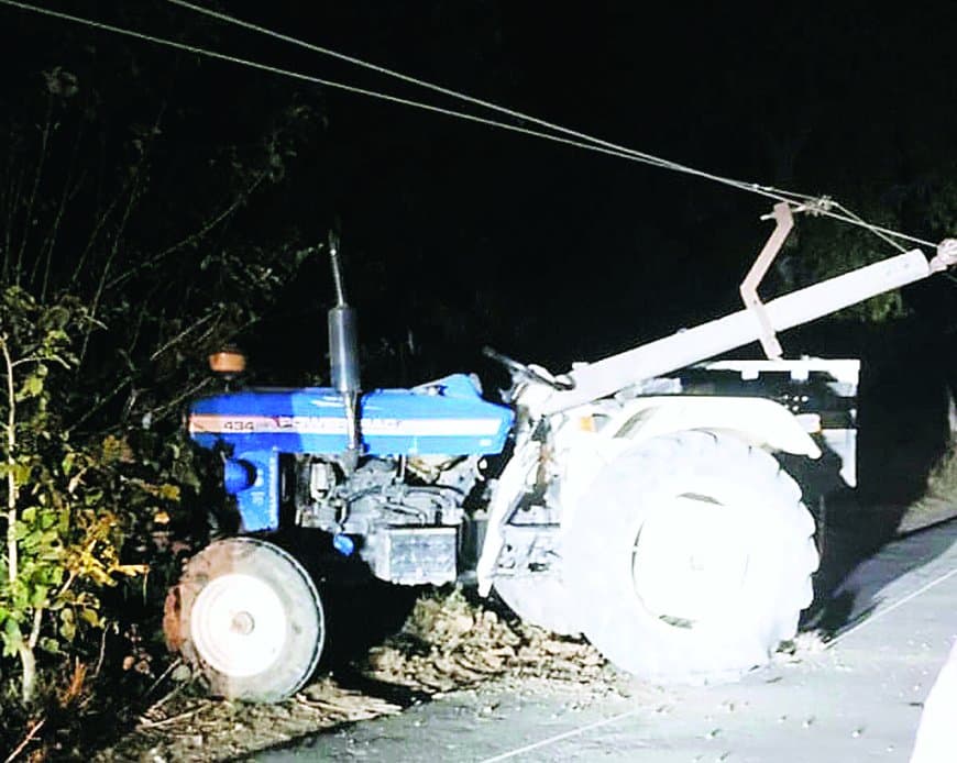 गुढ़ में दुर्गा विसर्जन के बाद ट्रैक्टर ट्रॉली विद्युत करंट में फंसी, 14 वर्षीय किशोर की मौत, कई घायल