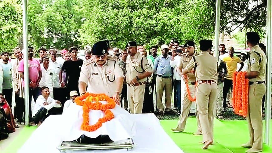 20 दिन बाद भी फरार है प्रधान आरक्षक सविता साकेत का हत्यारा पति, पुलिस के दावे फेल – अब तक नहीं हुई गिरफ्तारी, नहीं हुआ इनाम घोषित